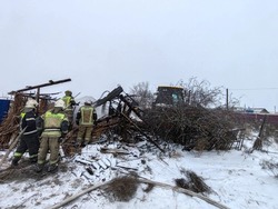 В Камызякском районе сгорел заброшенный дом