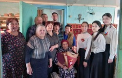 В Камызякском районе долгожительницу поздравили с 95-летием