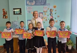 Камызякцы отметили День Государственного герба РФ