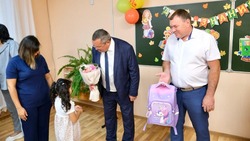 Игорь Мартынов вручил портфели камызякским первоклассникам