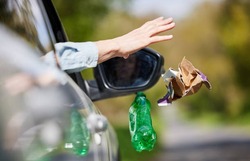 В России ужесточили наказание за выброс мусора из автомобиля