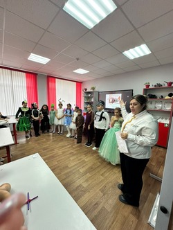 В камызякской школе поставили спектакль про блогеров