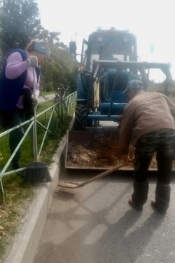 Камызякские коммунальщики продолжают убирать город от травы и мусора