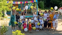 Камызякским малышам устроили праздник ромашек