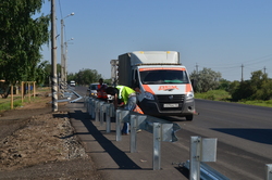 На региональной дороге Астрахань- Камызяк устанавливают леерные ограждения