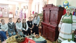 Камызякские школьники посетили Астраханский дом ремёсел