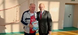 Ветеран спорта встретился с камызякскими гандболистами