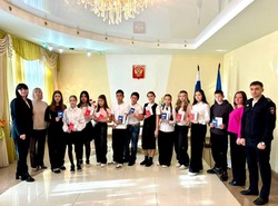 Камызякским школьникам вручили первые паспорта граждан РФ