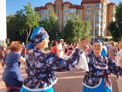 Камызякские артисты развлекают астраханцев на «Русских вечёрках»