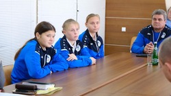Камызякских футболисток поблагодарили за спортивные достижения