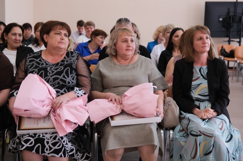 Камызякских соцработников поздравили с профессиональным праздником