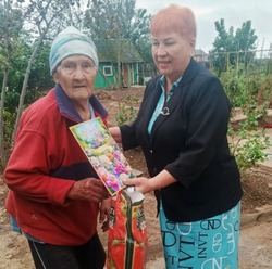 Камызякцы поздравили с девяностолетием односельчанку