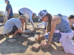 Астраханские школьники работают на раскопках в камызякском селе