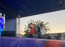 Камызякская певица выступила на концерте «Zа Россию»