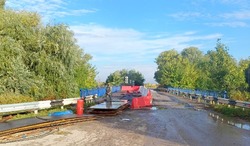В селе Каралат Камызякского района начали ремонт прохудившегося моста