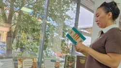 Для камызякцев открылась выставка-призыв «Идём к вершинам знаний»