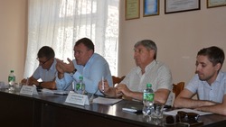 Глава Камызякского района провёл приём граждан в Раздоре