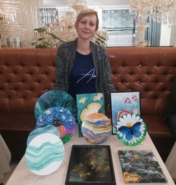 Жительница Камызяка представила выставку акриловой живописи