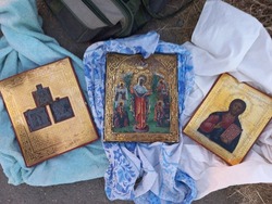 Камызякские полицейские нашли человека, укравшего иконы