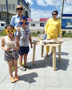 Камызякские библиотекари устроили примерку солнцезащитных очков