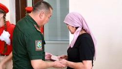Родным камызякских военнослужащих передали ордена Мужества