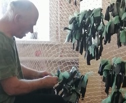 Камызякцы занимаются изготовлением маскировочных сетей