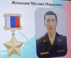 Семье камызякского военнослужащего передали орден Мужества