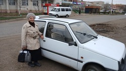 90-летняя жительница Камызяка полвека ездит за рулём машины