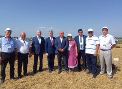 Камызякских селекционеров наградил министр Северной Осетии