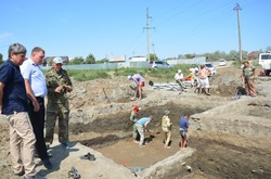 Глава Камызякского района в День археолога посетил раскопки в Бараньем Бугре