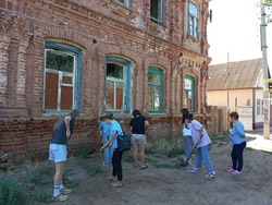 В Камызяке прошёл субботник по уборке территории дома купца Топлова