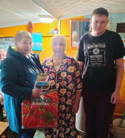 В Камызякском районе поздравили с юбилеем пожилую труженицу