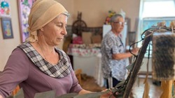 Камызякские волонтеры продолжают плести маскировочные сети для военнослужащих СВО