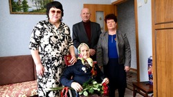 Камызякская фронтовая медсестра получила медаль к 80-летию Победы