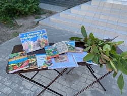 Камызякские библиотекари угостили читателей орехами