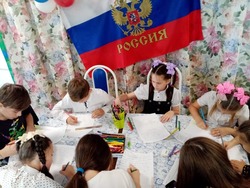 В Камызякском районе подростки пишут письма российским солдатам на Украине