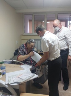 В Камызякском районе вынужденные переселенцы с Донбасса приняли участие в референдуме