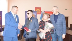 В Камызяке медаль «За храбрость» вручили участнику СВО   