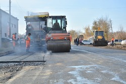 В Камызяке продолжается ремонт дорог