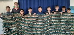 Воспитанники камызякского детского центра делают маскировочные сети для армии