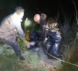В Камызякском районе автомобиль упал в канал