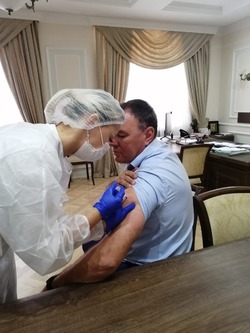 Глава Камызякского района вакцинировался от ковида 
