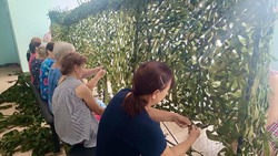 Камызякские волонтеры сплели для фронта 500 маскировочных сетей