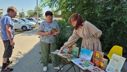 В Камызяке открылась книжная выставка «Во саду ли, в огороде»