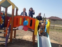 В камызякском селе открыли детскую площадку