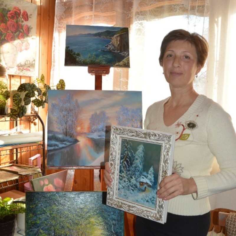 Камызякская художница увлеклась живописью в сорок лет