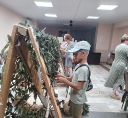 Камызякские волонтеры продолжают плести масксети для героев