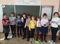 Сельские дети делают «Талисманы добра» для наших воинов