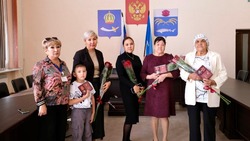 В Камызяке передали государственные награды семьям героев СВО
