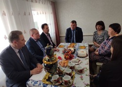 Дмитрий Заплавнов и Сергей Кодюшев посетили семьи мобилизованных в Камызяке